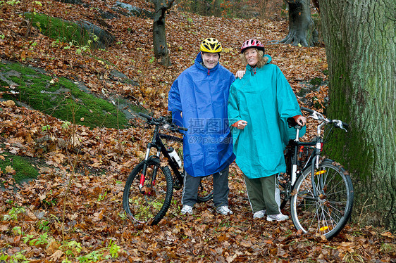 在森林中乘自行车夫妇肖像图片