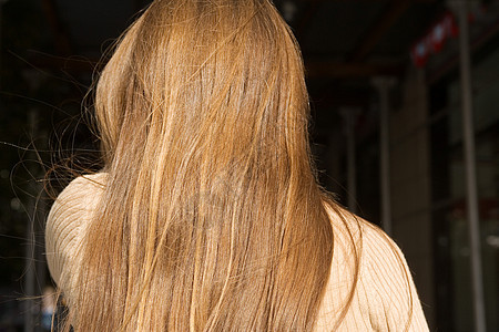 长金色头发的女人背影图片