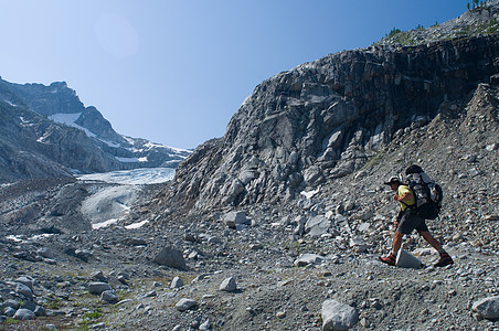 明永冰川美国华盛顿北卡萨斯州奇卡明冰川附近的男登山者背景