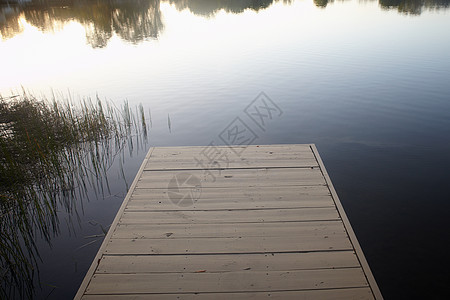 木制码头和湖泊图片