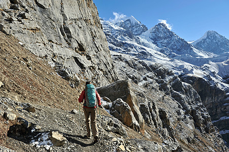 登山者在山脊上徒步旅行图片