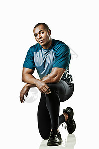 运动员单膝跪地的肖像背景图片