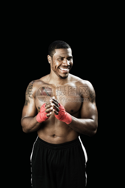 拳击手微笑的肖像图片