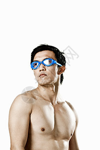 穿戴护目镜的游泳者图片