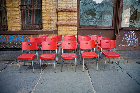 红椅子摆在街上图片
