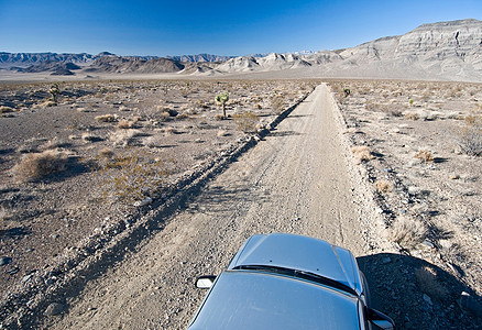 美国加利福尼亚州死谷公园沙漠路上的汽车图片