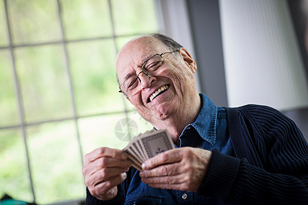 在家打牌的年长男子图片