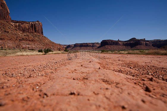 美国犹他州印第安溪镇娱乐区泥土路和岩层图片