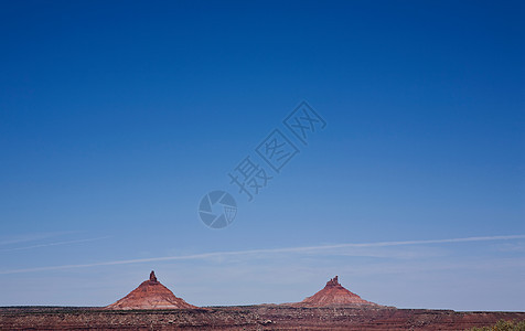 美国犹他州印地安河区度溪镇康乐区两个岩层和蓝天空图片