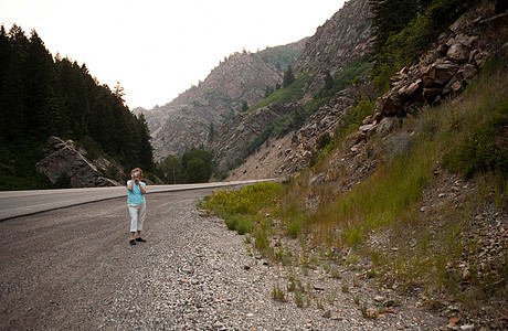 在美国犹他州盐湖县大棉花林峡谷拍照的妇女图片