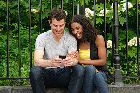 公园里的夫妇看手机图片