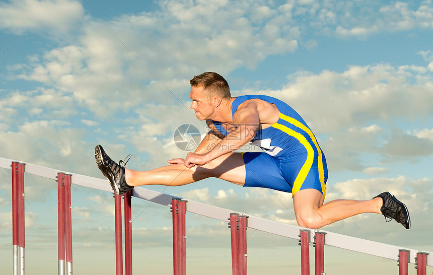 运动员状态逐步回暖体育赛事恢复进程加速推动体育产业复苏