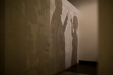 情侣的影子和墙上的爱情图片素材