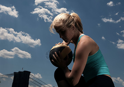 女人与球共眠图片