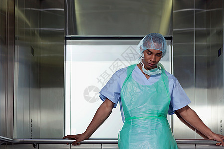 医院电梯中外科医生的肖像图片