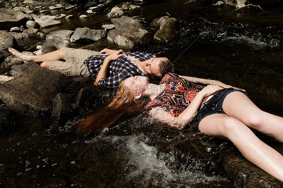 情侣躺在河里图片