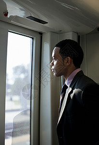 商人在火车上透过窗户看外面图片