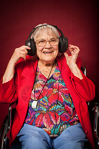 听耳机音乐的老年妇女图片