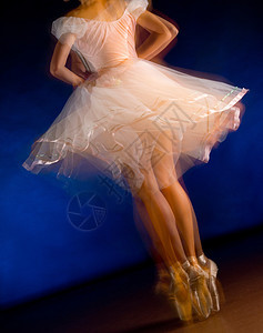 优美的芭蕾舞女郎图片