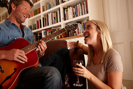 男人和女人在家里弹吉他唱歌图片