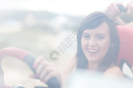 驾驶吉普车的微笑女性图片