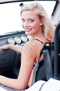 吉普车里微笑的女性图片