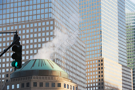 来自城市建筑的烟雾图片