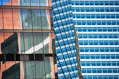 反映在城市摩天大楼中的建筑物图片