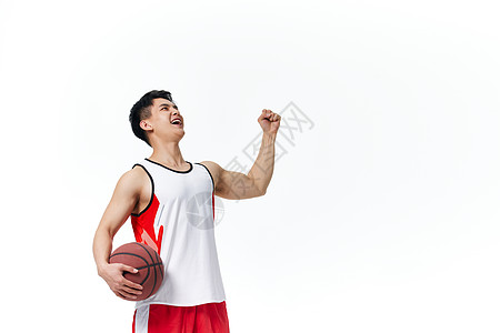 打篮球的男性运动员图片