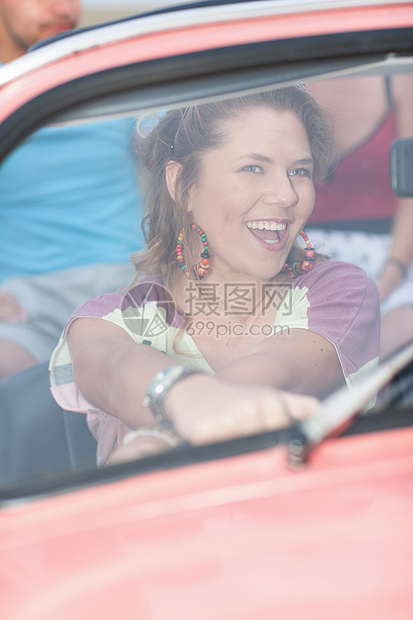 微笑的妇女驾驶可自由兑换的汽车图片