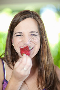 青年女性吃草莓图片