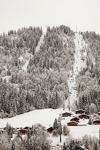雪山上的房屋图片