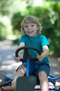 男孩骑自行车男孩在路上骑着自行车背景