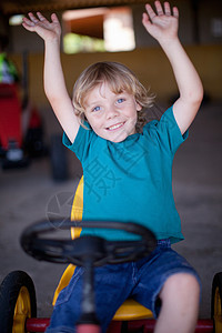 骑牛的男孩男孩在车库里骑车背景