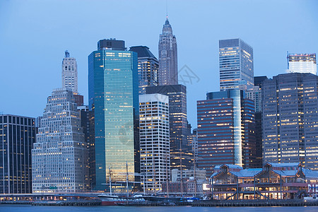 纽约市摩天大楼的夜景图片