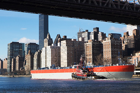 纽约市桥下的轮船图片