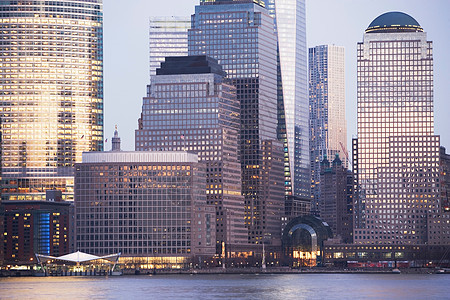 纽约市的摩天大楼在黄昏时图片