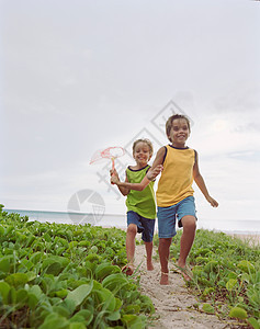 孩子们在沙滩上奔跑图片