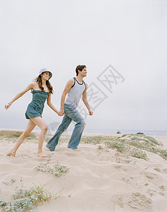 情侣一起在海滩上散步图片