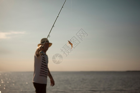 钓鱼的男性图片