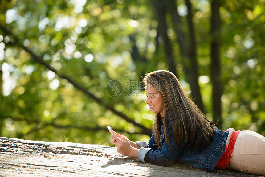 在公园使用手机的妇女图片