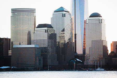 美国纽约市曼哈顿海滨和天际线图片