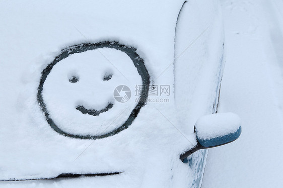 汽车挡风玻璃上的雪人笑脸图片
