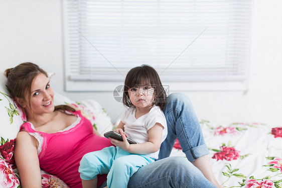 孕妇和女儿起躺在床上图片