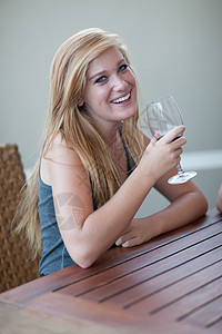 青年妇女饮酒图片