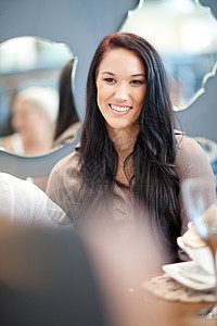 女人在晚餐桌上微笑图片