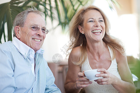 年老夫妇一起喝咖啡大笑图片
