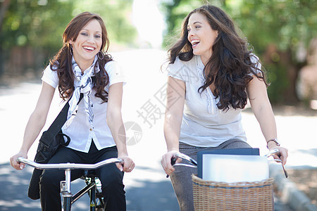 在公园骑自行车的妇女图片