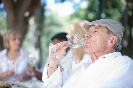 老年人户外喝葡萄酒图片