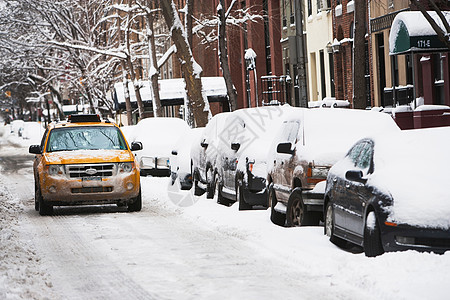 出租车驾驶在下雪的街道上图片
